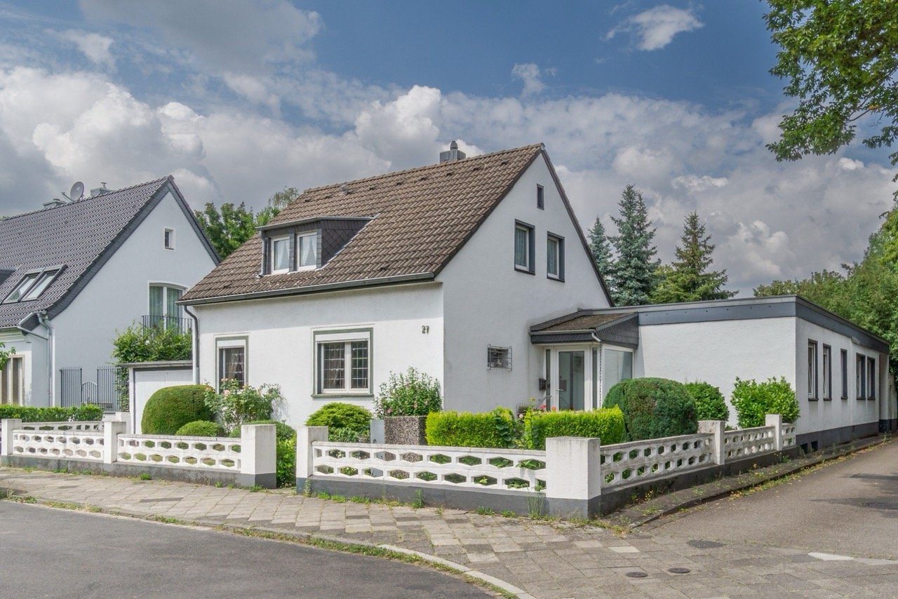 Foto Gro�z�giges Zweifamilienhaus in Bilk mit Garten und 2 Garagen