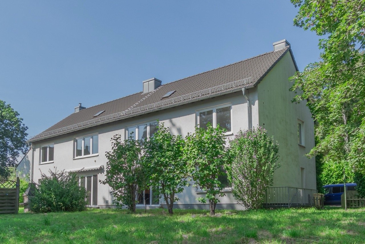 Foto Doppelhaush�lfte in der historischen Engl�ndersiedlung von D�sseldorf-Lohausen