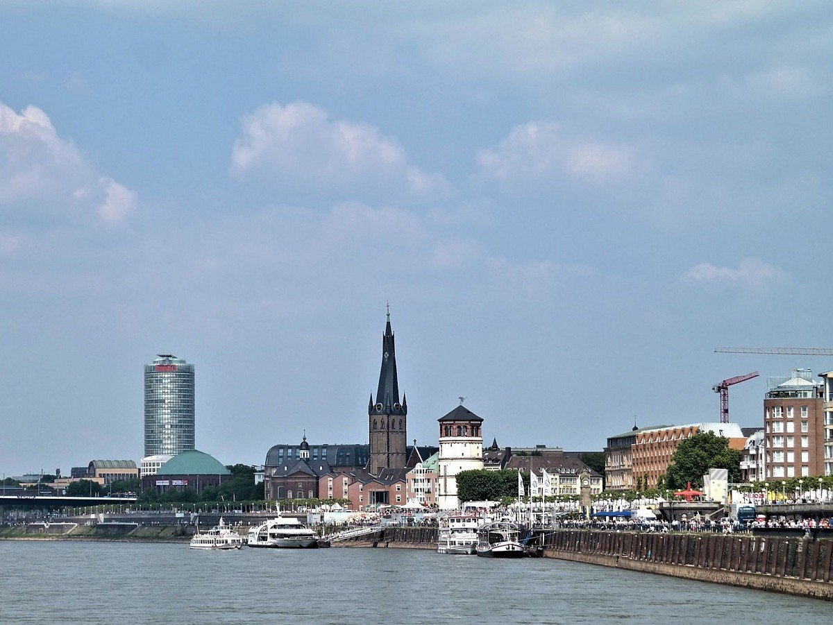 Blick über den Rhein auf die Düsseldorfer Altstadt mit Schlossturm und St. Lambertus
