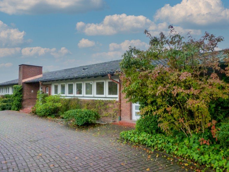 Stra�enansicht D�sseldorf Haus D�sseldorf Hubbelrath! Gro�z�giges Landhaus in einmaliger Natur