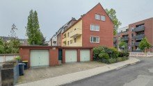 Garagen und Giebelansicht Mehrfamilienhaus als Eckgeb�ude mit vielf�ltigen Entwicklungsm�glichkeiten