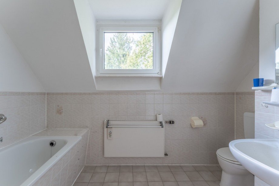 Badezimmer im Dachgeschoss Grundst�ck D�sseldorf