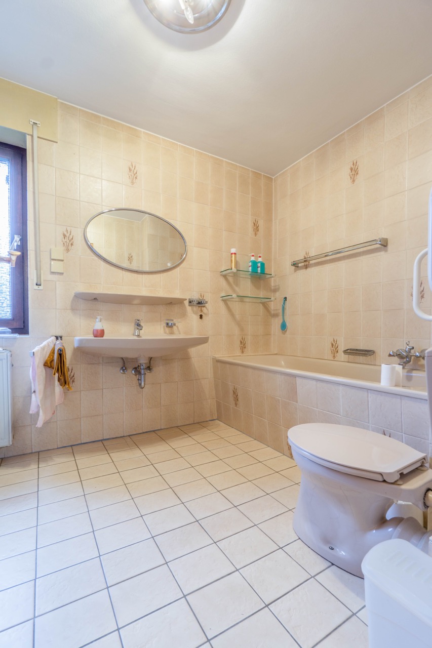 Badezimmer im Obergeschoss 1 Reihenmittelhaus D�sseldorf