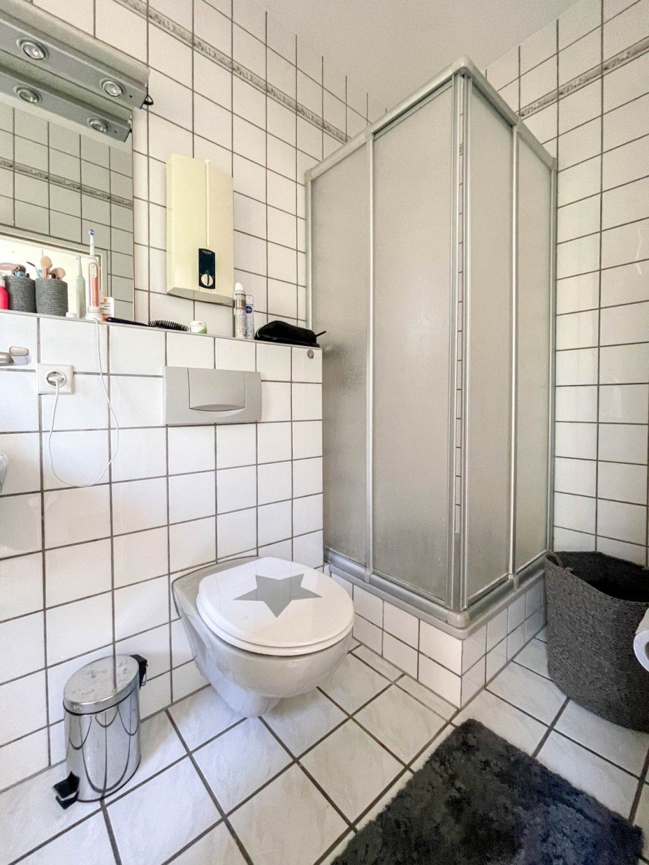 1. OG links Badezimmer Mehrfamilienhaus D�sseldorf