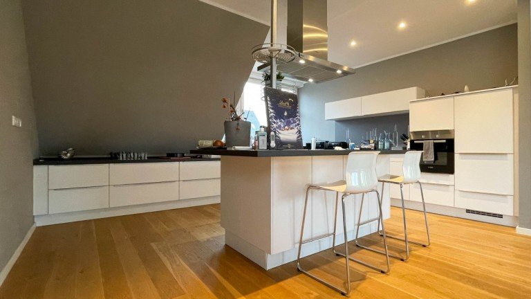 K�che im Dachgeschoss D�sseldorf Maisonettewohnung Luxuri�se Maisonette-Wohnung mit 2 Schlafzimmern und 3 Terrassen in sch�ner Werstener Lage
