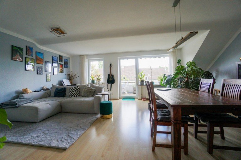 Wohnzimmer D�sseldorf Dachgeschosswohnung Dachgeschoss mit gro�em Wohnraum in gem�tlicher Wohnlage von Eller
