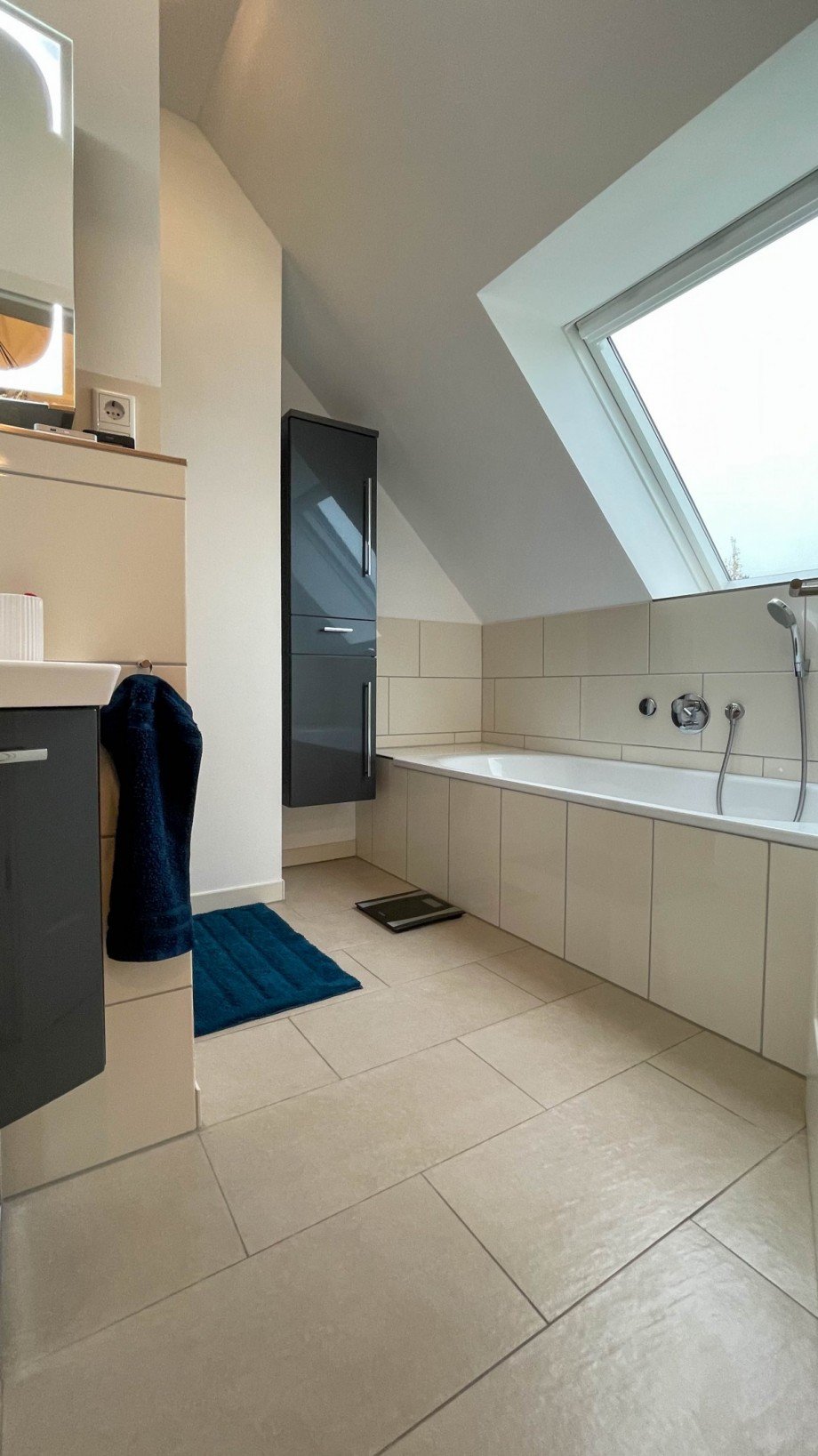 Badezimmer mit Dusche und Wanne Maisonettewohnung D�sseldorf