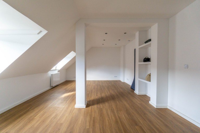 Wohnbereich mit Blick aus der K�che D�sseldorf Dachgeschosswohnung Sanierte 2-Zimmer-Dachgeschosswohnung mit Einbauk�che