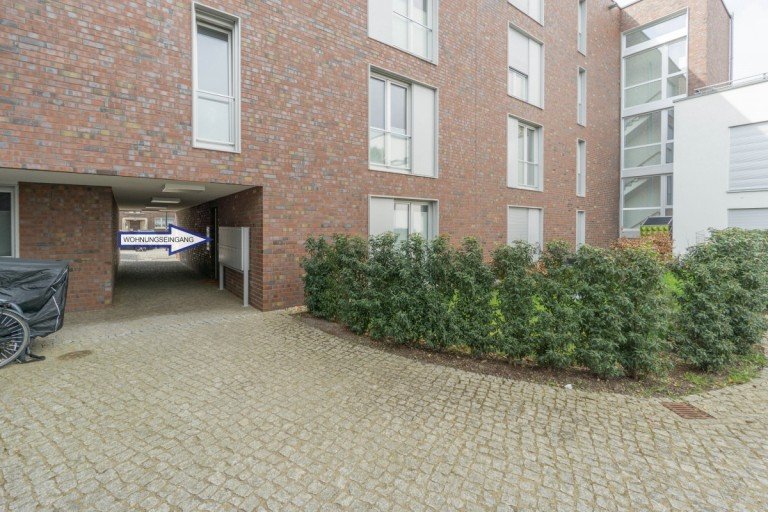 Wohnungseingang D�sseldorf Terrassenwohnung Vollm�blierte 2-Zimmerwohnung mit Garten, Tiefgarage und eigenem Eingang