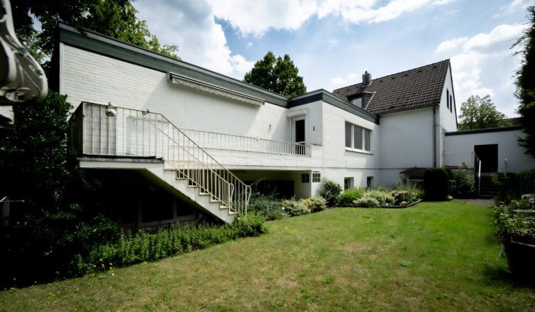 Gartenansicht D�sseldorf Haus Rarit�t in Bilk: Gro�z�giges Zweifamilienhaus mit Garten, 2 Garagen und Einliegerbereich