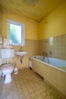 Badezimmer im Obergeschoss Sanierungsbed�rftige Doppelhaush�lfte in der Engl�ndersiedlung von D�sseldorf-Lohausen