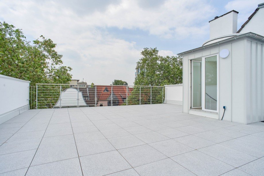 Die riesige Dachterrasse Villa D�sseldorf