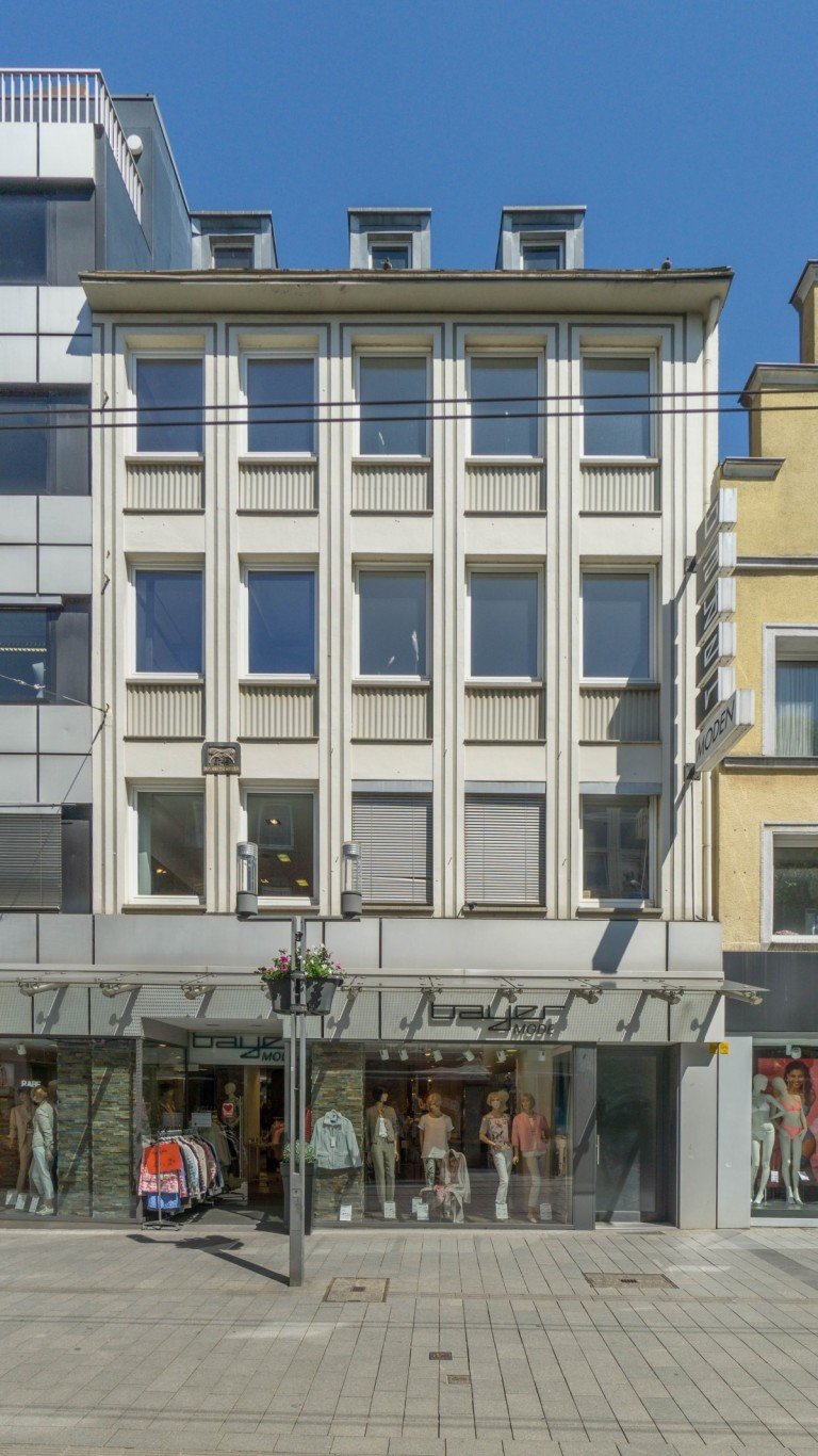 Hausansicht Neuss Renditeobjekt 1A Lage in Neuss - Leerstehendes Wohn-/Gesch�ftshaus auf Einkaufsstra�e in bester Gesellschaft