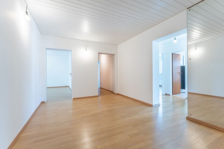 Die gro�z�gige Empfangsdiele D�sseldorf Etagenwohnung Stilvolle, sanierte 3-Zimmer-Wohnung in Oberkassel mit zwei Balkonen und Tiefgarage
