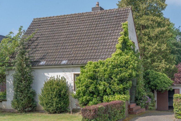 Hausansicht D�sseldorf Grundst�ck Gro�z�giges Grundst�ck mit Altbestand in TOP-Lage von Urdenbach