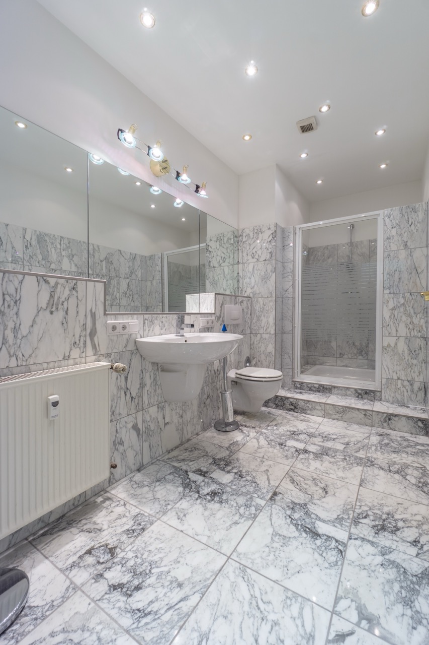 Badezimmer im zweiten Obergeschoss Renditeobjekt D�sseldorf