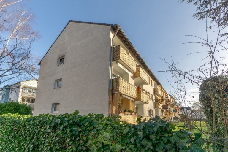 Giebelansicht K�ln Mehrfamilienhaus Attraktives Mehrfamilienhaus mit 9 Wohnungen, 6 Garagen und Ausbaureserve in gepflegter Wohnlage