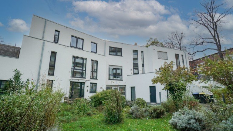 Geb�udeansicht blauer Himmel D�sseldorf Wohnung Moderne 4 Zimmer Wohnung als Townhouse im Bauhausstil im Innenhof