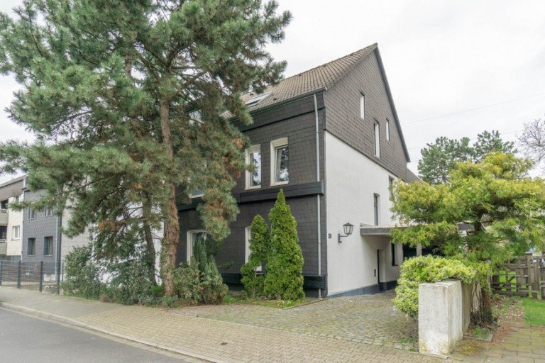 Stra�enansicht D�sseldorf Zweifamilienhaus Gepflegtes 3-Familienhaus mit Nebengeb�ude auf park�hnlichem Grundst�ck