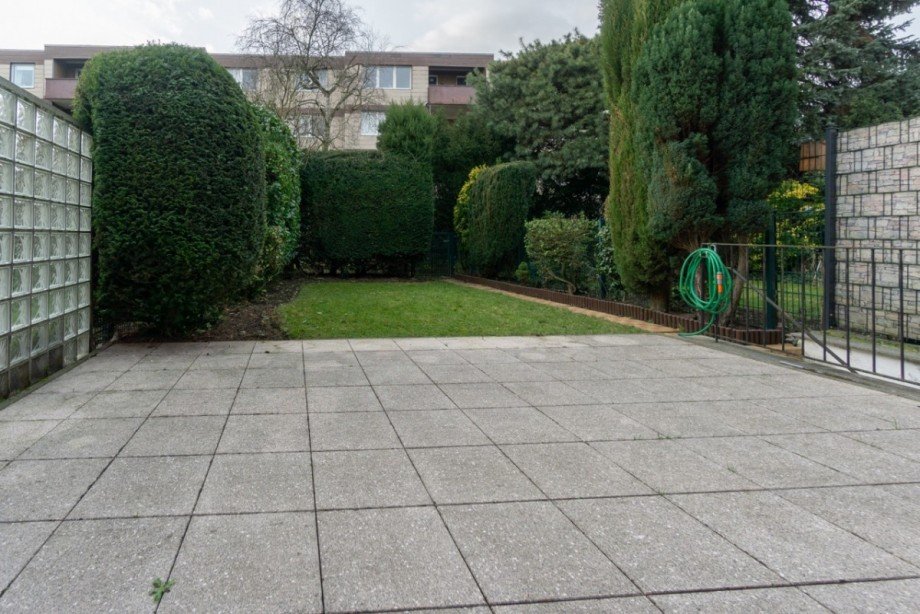 Blick auf Terrasse und Garten Einfamilienhaus D�sseldorf