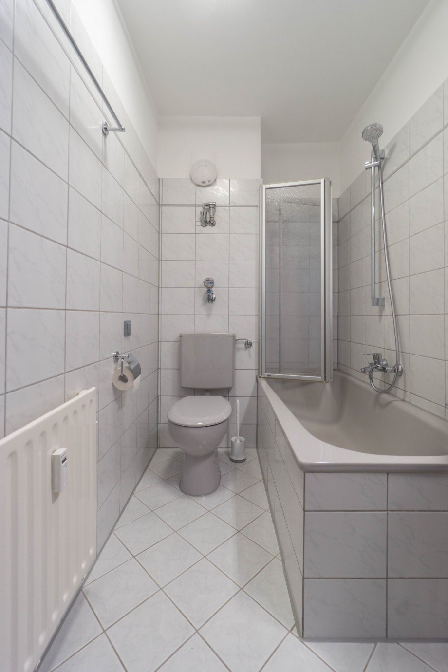 Der Blick in das Badezimmer Wohnung D�sseldorf