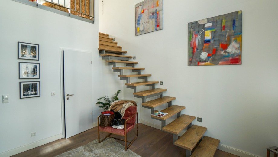 Entree mit Treppe zum OG Wohnung D�sseldorf