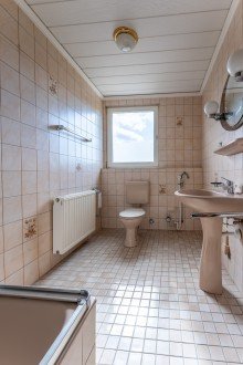 Dachgeschoss Duschbad Altbau mit Innenhof, Werkstatt & Ausbaupotenzial - vielseitiges Zuhause in D�sseldorf-Wersten