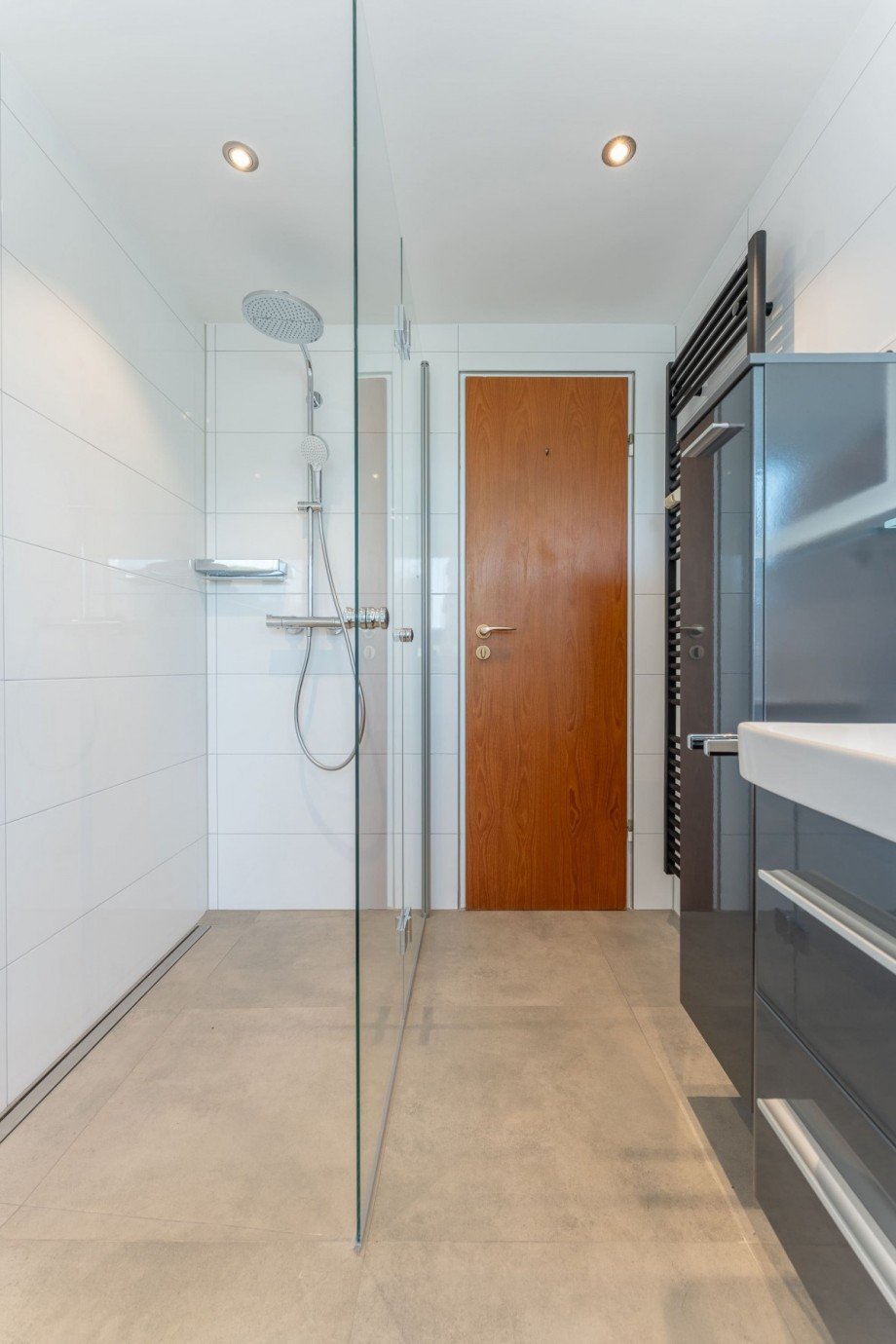 Der Blick zur bodengleichen Dusche Etagenwohnung D�sseldorf