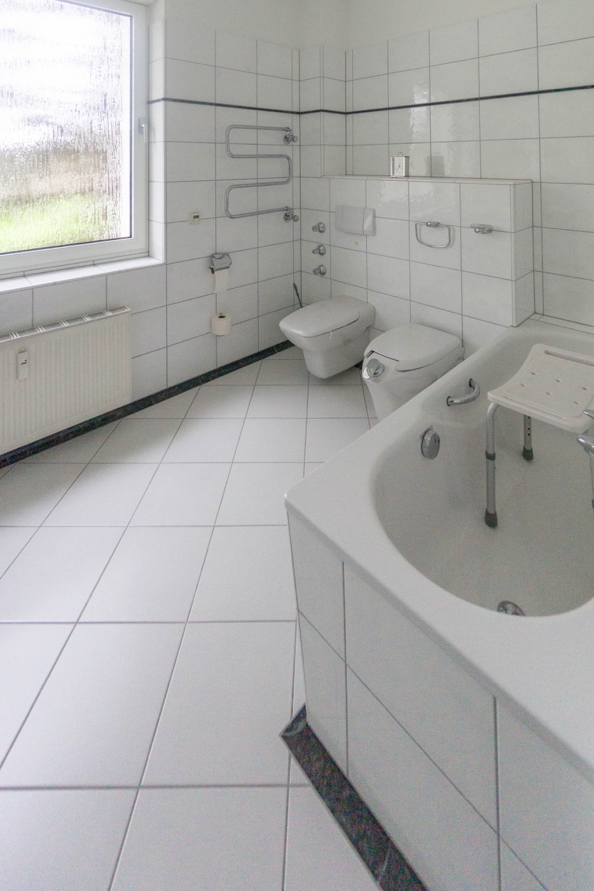 Bad im OG vorne Zweifamilienhaus D�sseldorf