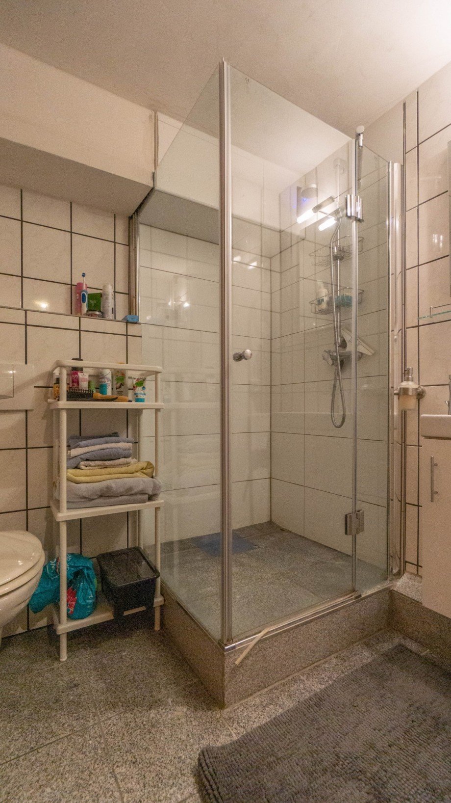 Duschbad im Kellergeschoss Doppelhaush�lfte D�sseldorf