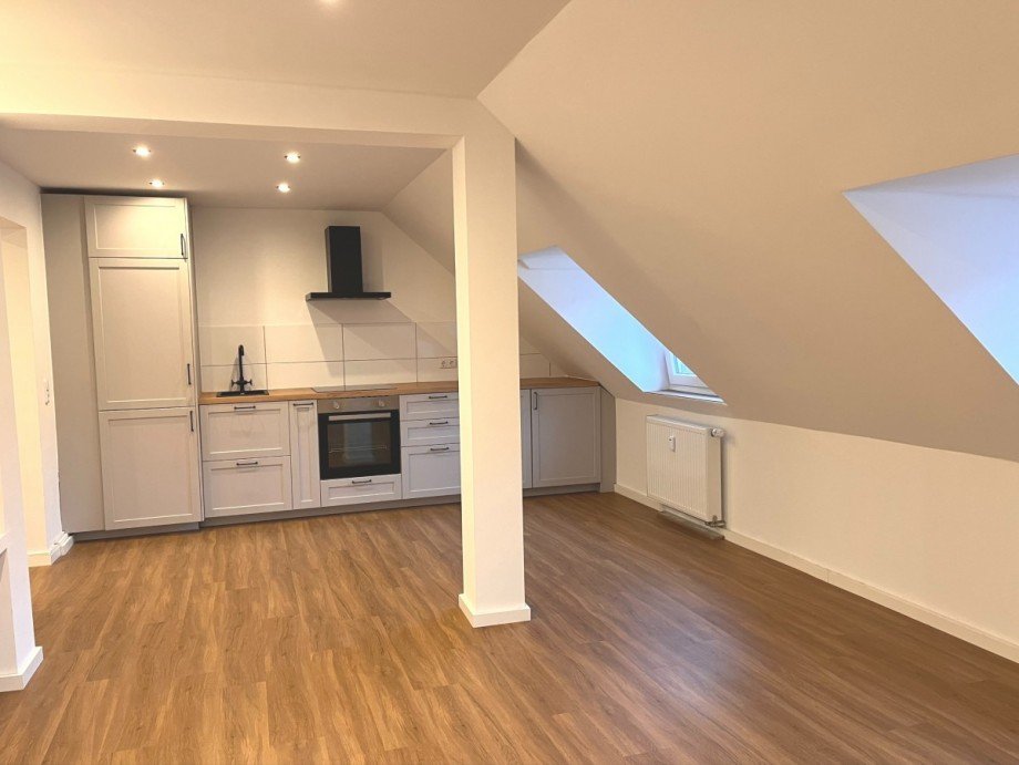 Wohnzimer mit Blick in die K�che Dachgeschosswohnung D�sseldorf