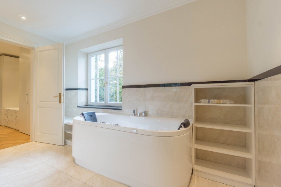 Masterbad mit Whirlpool-Wanne Villa D�sseldorf