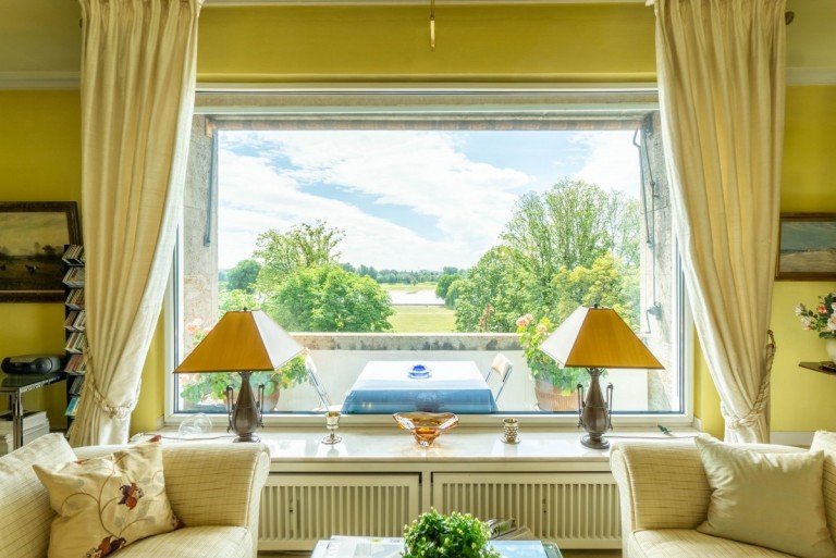 Blick aus dem Wohnraum D�sseldorf Etagenwohnung Klassisch-repr�sentative, gro�z�gige und helle Eigentumswohnung mit Rheinblick