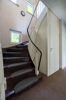 Treppe ins Obergeschoss Sanierungsbed�rftige Doppelhaush�lfte in der Engl�ndersiedlung von D�sseldorf-Lohausen