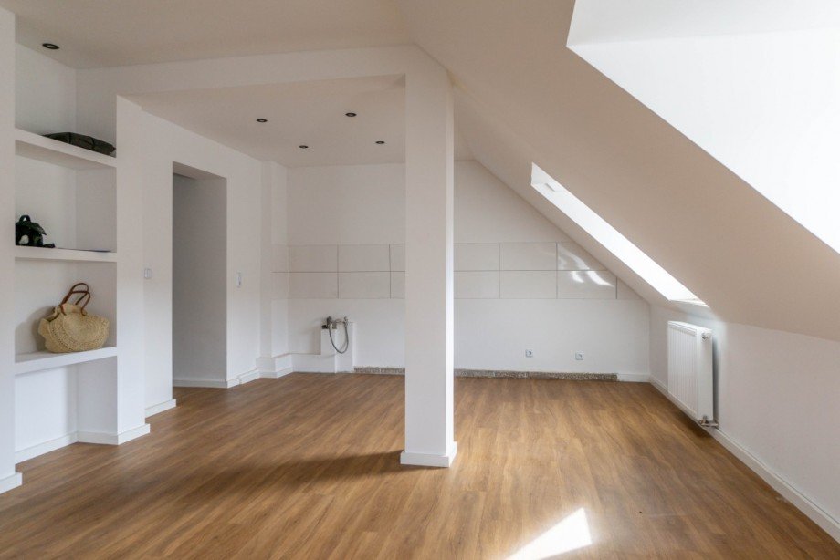 Wohnbereich mit Blick in die K�che 2 Dachgeschosswohnung D�sseldorf