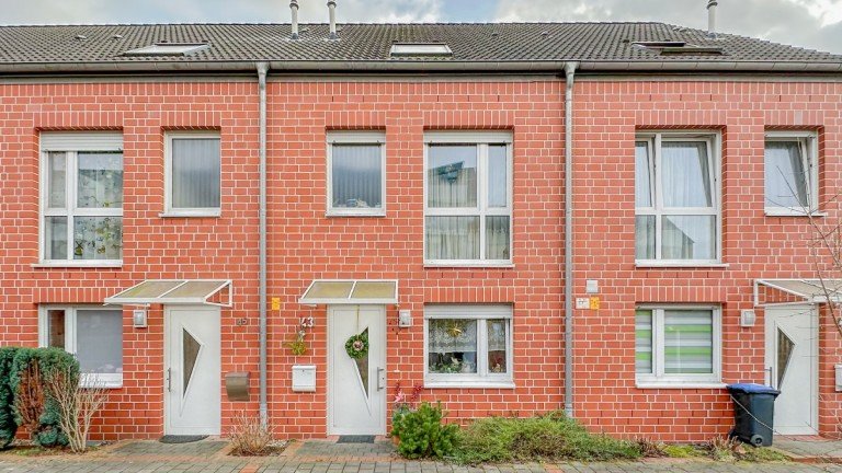 Hausansicht D�sseldorf Reihenmittelhaus Modernes Reihenmittelhaus in bester Lage zur D�sseldorfer Universit�t