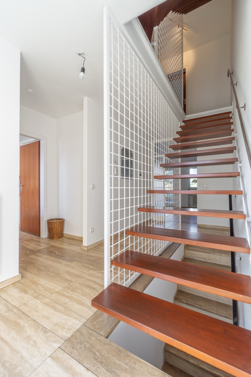 Diele mit Treppenaufgang Reihenmittelhaus Kaarst