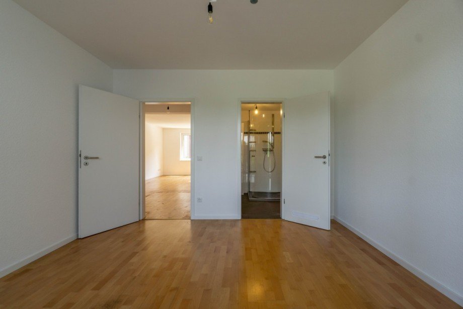 Schlafzimmer - Blick zur T�r Wohnung D�sseldorf