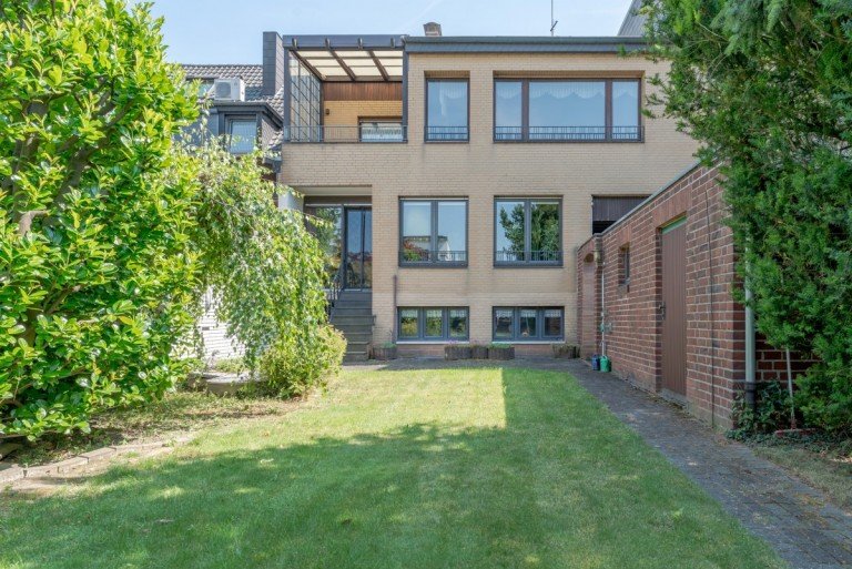 Gartenansicht D�sseldorf Doppelhaush�lfte Raumwunder im D�sseldorfer S�den: Gro�z�giges Zweifamilienhaus mit Garten
