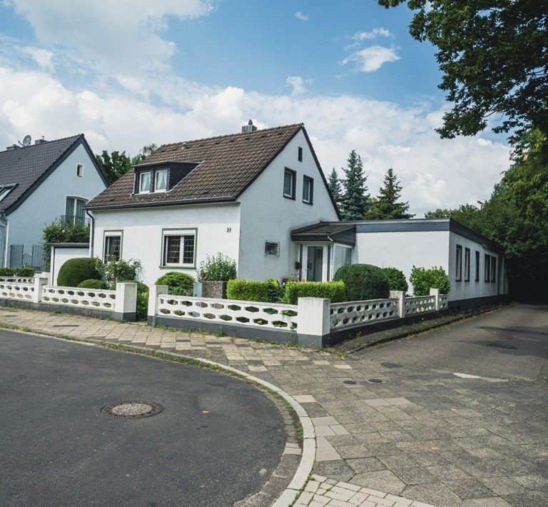 Die Geb�udeansicht D�sseldorf Haus Rarit�t in Bilk: Gro�z�giges Zweifamilienhaus mit Garten, 2 Garagen und Einliegerbereich