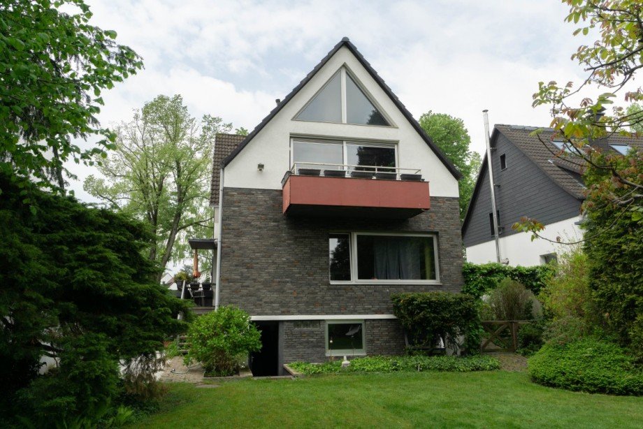 Die Gartenansicht des Hauses Zweifamilienhaus Ratingen