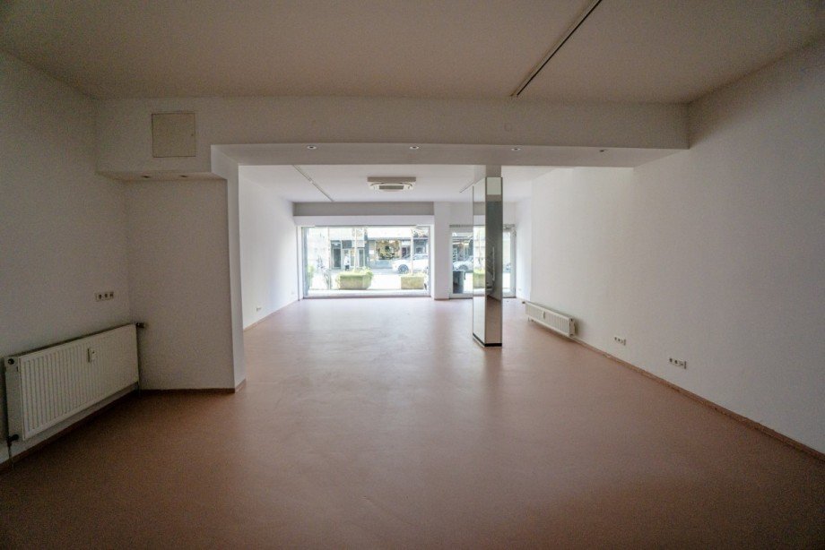 Innenansicht zur Strasse Ladenlokal D�sseldorf