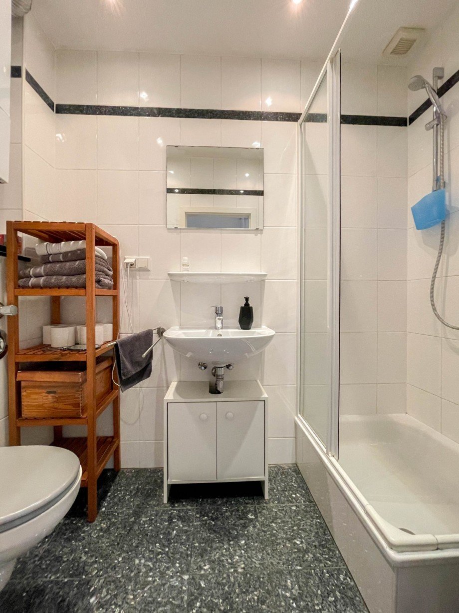 2. OG links Badezimmer Mehrfamilienhaus D�sseldorf