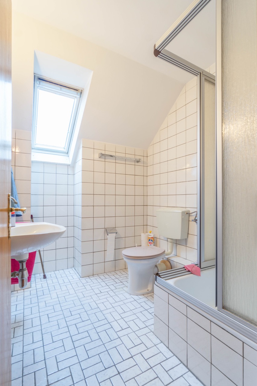 Bad im Spitzboden Reihenmittelhaus D�sseldorf