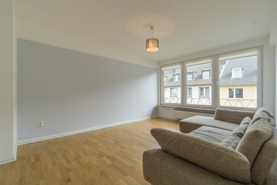 Wohnraum mit gro�er Fensterfront Wohnung D�sseldorf