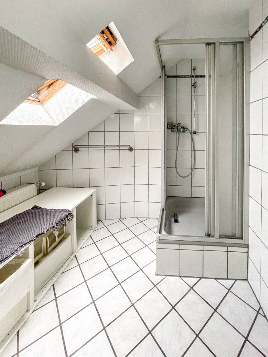 4. OG rechts Bad im Spitzboden II Mehrfamilienhaus D�sseldorf